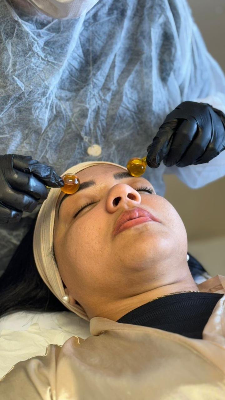 Protocolo de limpeza de pele com massagem facial em esferas de vidro