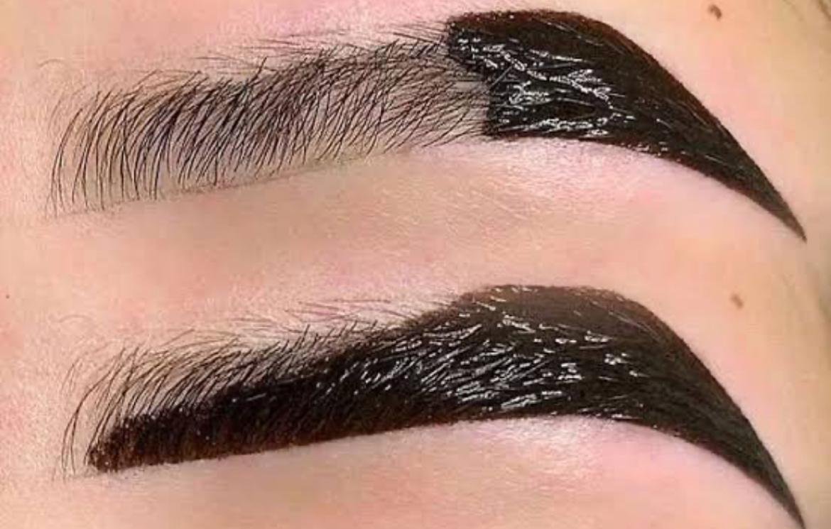 Aplicação de henna com acabamento preciso no design das sobrancelhas